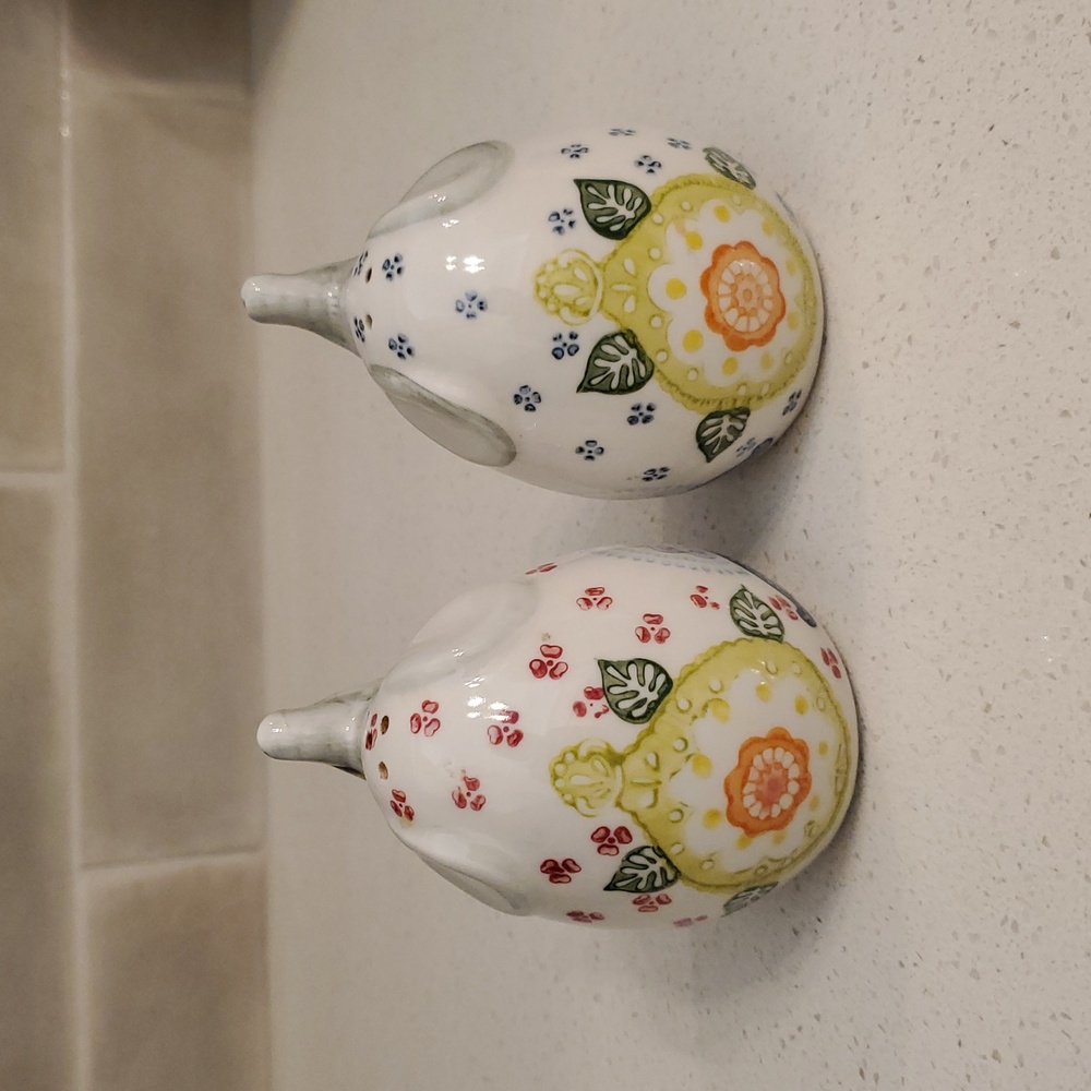 Pier 1 Elephant Salt and Pepper Shakers - Picture 4 of 7